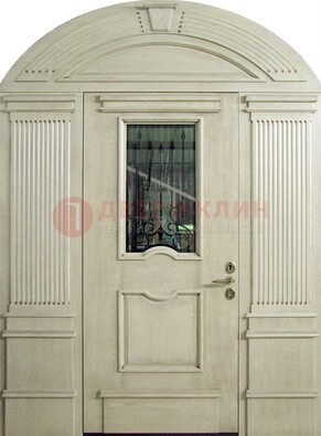 Белая входная дверь массив со стеклом и ковкой ДА-49 в Балашихе
