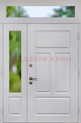 Белая полуторная железная дверь со стеклом и фрамугами ДФГ-10 в Балашихе