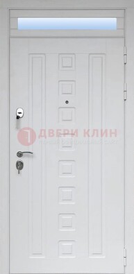 Белая металлическая дверь с фрамугой для коттеджа ДФГ-21 в Балашихе