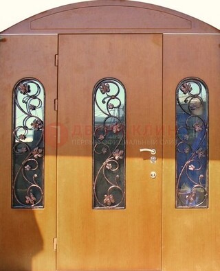 Парадная дверь со стеклянными вставками и ковкой ДПР-28 в общественное здание в Балашихе