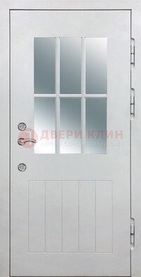 Белая уличная дверь со стеклом ДС-30 в Балашихе