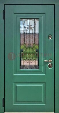 Зеленая металлическая дверь со стеклом и ковкой ДСК-113 в Балашихе