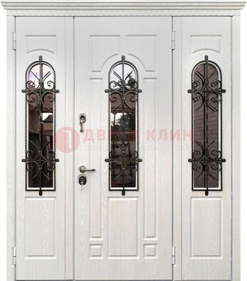 Белая распашная стальная дверь со стеклом и ковкой ДСК-125 в Балашихе