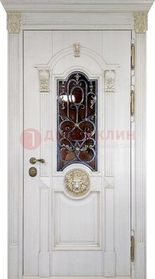 Белая железная дверь со стеклом и ковкой для кирпичного дома ДСК-155 в Балашихе
