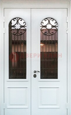 Белая стальная дверь стекло с ковкой и филенкой ДСК-201 в Балашихе
