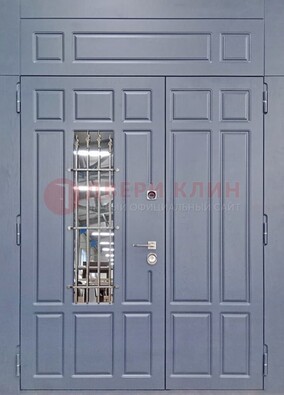 Серая двухстворчатая дверь Винорит со стеклом и ковкой ДСК-234 RAL 7024 в Балашихе