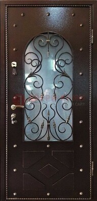 Влагостойкая дверь со стеклом и ковкой с декором ДСК-37 в Балашихе