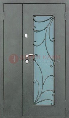 Двухстворчатая железная дверь со стеклом и ковкой ДСК-40 в Балашихе