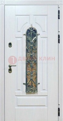 Белая остекленная металлическая дверь с ковкой ДСК-98 в Балашихе