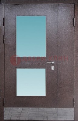 Коричневая тамбурная дверь со стеклянными вставками ДТМ-21 в Балашихе