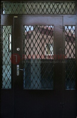Коричневая тамбурная дверь со стеклянными вставками и ковкой ДТМ-32 в Балашихе
