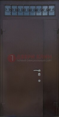 Коричневая тамбурная дверь со стеклянными вставками и ковкой ДТМ-39 в Балашихе