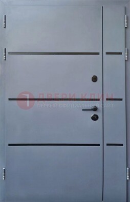 Серая металлическая тамбурная дверь с молдингами ДТМ-42 в Балашихе
