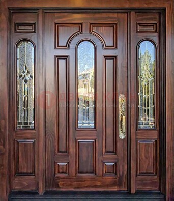 Железная классическая дверь с массивом дуба и витражом ВЖ-18 в Балашихе