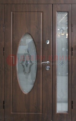 Коричневая двухстворчатая железная дверь с МДФ и витражом ВЖ-33 в Балашихе